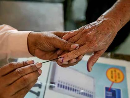 How is this possible? 119 voters live in a single hut in Chandrapur! | हे कसं शक्य? चंद्रपुरातील एकाच झोपडीत राहतात ११९ मतदार! How is this possible? 119 voters live in a single hut in Chandrapur! | हे कसं शक्य? चंद्रपुरातील एकाच झोपडीत राहतात ११९ मतदार!