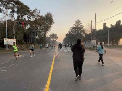 "I want to be a police officer, but there's no field!": Youth risks his life on the streets to practice | "पोलीस व्हायचंय, पण मैदान नाही!" : युवक रस्त्यावर जीव धोक्यात घालून सरावात मग्न