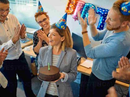 Action will be taken against those who cut 'birthday cake' in government offices | सरकारी कार्यालयात 'बर्थडे केक' कापणाऱ्यावर होणार कारवाई