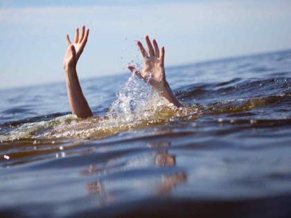 Tired of unemployment, a young man attempts suicide by jumping into a river | बेरोजगारीला कंटाळून तरूणाची नदीत उडी मारून आत्महत्येचा प्रयत्न Tired of unemployment, a young man attempts suicide by jumping into a river | बेरोजगारीला कंटाळून तरूणाची नदीत उडी मारून आत्महत्येचा प्रयत्न