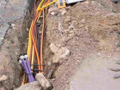 Who will dig the road dug to lay the electric cable? | इलेक्ट्रिक केबल टाकण्यासाठी खोदलेला रोड बुजविणार कोण?