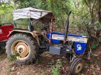 Speeding bus hits tractor; tractor driver dies | भरधाव बस ट्रॅक्टरवर आदळली; ट्रॅक्टरचालकाचा मृत्यू