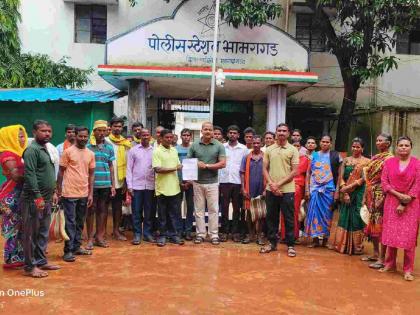 Kumarguda villagers ban Naxalites from their villages! Historic decision to come into the mainstream | कुमरगुडा गावकऱ्यांनी केली नक्षलद्यांना गावबंदी ! मुख्य प्रवाहात येण्याचा ऐतिहासिक निर्णय Kumarguda villagers ban Naxalites from their villages! Historic decision to come into the mainstream | कुमरगुडा गावकऱ्यांनी केली नक्षलद्यांना गावबंदी ! मुख्य प्रवाहात येण्याचा ऐतिहासिक निर्णय