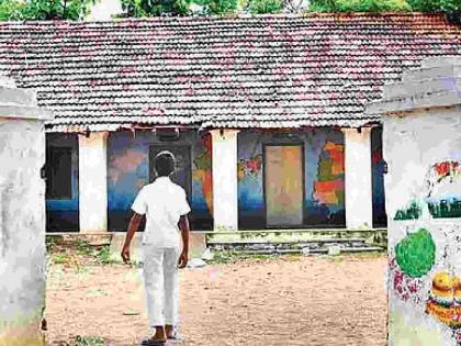 Dreams of smart education, but classrooms in disrepair | स्मार्ट शिक्षणाची स्वप्नं, पण वर्गखोल्या मोडकळीस आलेल्या Dreams of smart education, but classrooms in disrepair | स्मार्ट शिक्षणाची स्वप्नं, पण वर्गखोल्या मोडकळीस आलेल्या