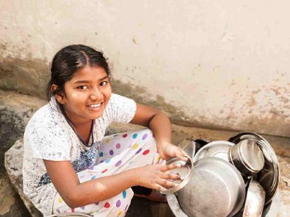 Students were asked to wash their own dishes; Ashram school superintendent suspended | विद्यार्थिनींकडून स्वतःच्या घरची भांडी धुऊन घ्यायची ; आश्रमशाळेतील अधीक्षिकेवर निलंबनाची कारवाई