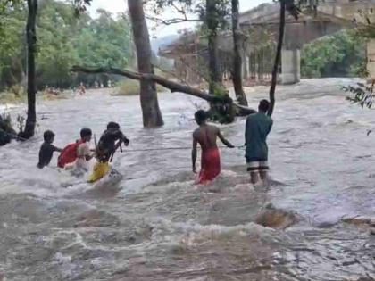 Students navigated through the flood with the help of ropes in Bhamragad! | भामरागडमध्ये दोरीच्या सहाय्याने विद्यार्थ्यांनी काढली पुरातून वाट ! Students navigated through the flood with the help of ropes in Bhamragad! | भामरागडमध्ये दोरीच्या सहाय्याने विद्यार्थ्यांनी काढली पुरातून वाट !