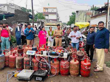 Illegal gas refilling business outside mobile shop! Goods worth Rs 4 lakh seized | मोबाईल शाॅपीआड गॅस रिफिलिंगचा अवैध धंधा ! तब्बल ४ लाख रुपयांचा मुद्देमाल जप्त