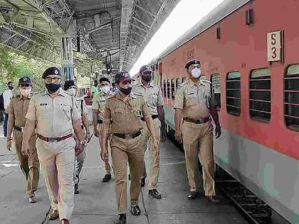Delhi's fraudsters 'smart loot' through mobile phones | दिल्लीच्या ठकबाजांची मोबाईलच्या माध्यमातून 'स्मार्ट लूट Delhi's fraudsters 'smart loot' through mobile phones | दिल्लीच्या ठकबाजांची मोबाईलच्या माध्यमातून 'स्मार्ट लूट