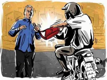 Postal money stolen; Two-wheeler and Rs. 7 lakh looted | पोस्टाच्या पैशांवर डल्ला ; दुचाकीसह सात लाखांची लूट Postal money stolen; Two-wheeler and Rs. 7 lakh looted | पोस्टाच्या पैशांवर डल्ला ; दुचाकीसह सात लाखांची लूट