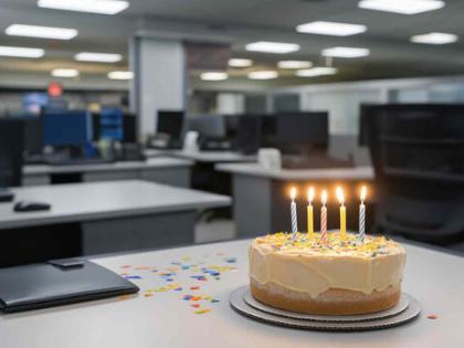 A government official cut a cake in the office, what action will be taken? | सरकारी अधिकाऱ्याने कार्यालयात कापला केक, कोणती कारवाईची होणार? A government official cut a cake in the office, what action will be taken? | सरकारी अधिकाऱ्याने कार्यालयात कापला केक, कोणती कारवाईची होणार?