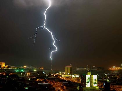 There are only three places with lightning protection devices in Gondia district. | गोंदिया जिल्ह्यात फक्त तीनच ठिकाणी वीजरोधक यंत्र There are only three places with lightning protection devices in Gondia district. | गोंदिया जिल्ह्यात फक्त तीनच ठिकाणी वीजरोधक यंत्र