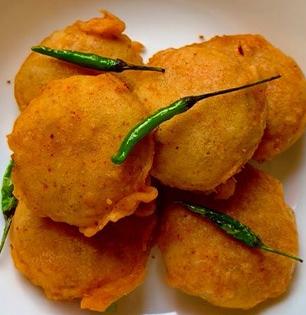 Navratri 2025: वडापावची क्रेव्हिंग होतेय? झटपट करा 'हा' उपासाचा कुरकुरीत बटाटेवडा