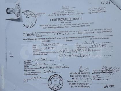 हाच तो जन्मदाखला ज्यामुळे पहिल्यांदा आय ब्रँचला रेश्मा खानवर संशय आला आणि त्यांनी तो पडताळणीसाठी वेस्ट बंगालच्या संबंधित विभागाकडे पाठवला. हाच तो जन्मदाखला ज्यामुळे पहिल्यांदा आय ब्रँचला रेश्मा खानवर संशय आला आणि त्यांनी तो पडताळणीसाठी वेस्ट बंगालच्या संबंधित विभागाकडे पाठवला.