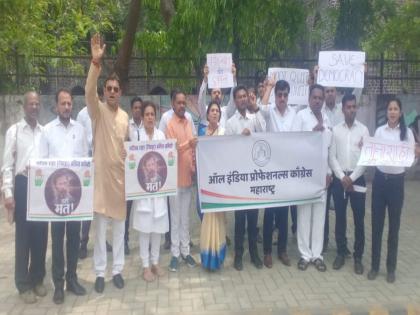 Nashik Congress Legal Cell s lokshahi bachao protest rahul gandhi disqualify | नाशिक : काँग्रेसच्या लीगल सेलचे ‘लोकशाही बचाव’ आंदोलन