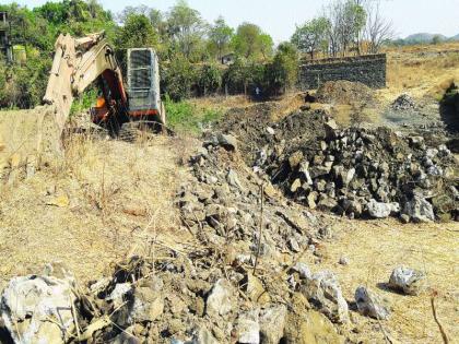 A bundle of work and a new bargain at that place | एक बंधारा तोडून त्याच जागेवर नव्या बंधाऱ्याचे काम