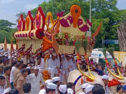 The palanquin ceremony of Sant Shrestha Dnyaneshwar Mauli, which was heading towards Pandhari reached Satara district on Thursday | माऊलींची वारी.. स्वागताला सजली लोणंदनगरी !, आज नीरा स्नान; वैष्णवांचा मेळा सातारा जिल्ह्यात चार दिवस मुक्कामी The palanquin ceremony of Sant Shrestha Dnyaneshwar Mauli, which was heading towards Pandhari reached Satara district on Thursday | माऊलींची वारी.. स्वागताला सजली लोणंदनगरी !, आज नीरा स्नान; वैष्णवांचा मेळा सातारा जिल्ह्यात चार दिवस मुक्कामी