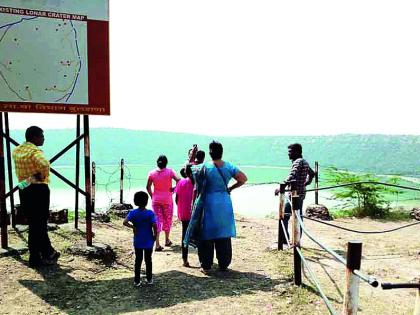 Lonar lake attraction crowd! | लोणार सरोवर येथे पर्यटकांची गर्दी!