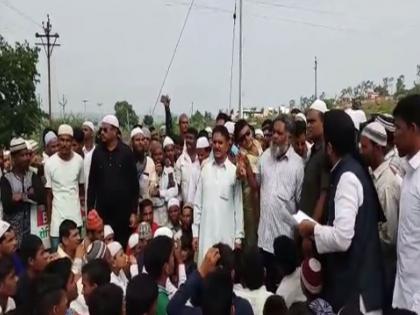 Luni's silent moratorium to stop the atrocities against Rohingya Muslims | रोहिंग्या मुस्लिमांवरील अत्याचार थांबविण्यासाठी लोणारमध्ये मूक मोर्चा Luni's silent moratorium to stop the atrocities against Rohingya Muslims | रोहिंग्या मुस्लिमांवरील अत्याचार थांबविण्यासाठी लोणारमध्ये मूक मोर्चा