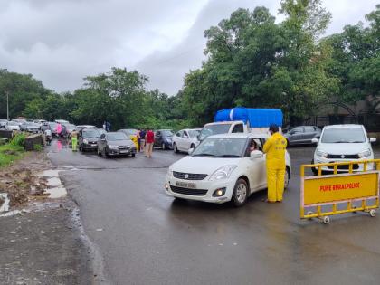 Citizens who came to Lonavla for tourism return; Strict police security deployed | लोणावळ्यात पर्यटनासाठी आलेले नागरिक पुन्हा माघारी; पोलिसांचा कडक बंदोबस्त तैनात