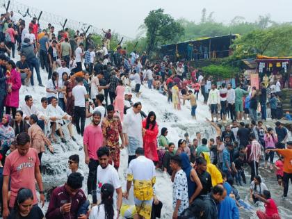 Ban lifted Bhushi Dam Tiger Point and Bhaje Waterfall area in Lonavala are crowded with tourists | बंदी उठवली! लोणावळ्यातील भुशी डॅम, टायगर पॉईंटसह भाजे धबधबा परिसरात पर्यटकांची मोठी गर्दी