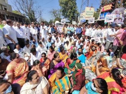 roadblocks against irb in lonavla heavy traffic will be closed during the day | लोणावळ्यात ‘आयआरबी’च्या विरोधात रास्ता रोको; दिवसा अवजड वाहतुक राहणार बंद