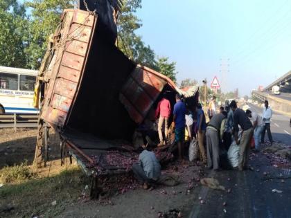 one injured in accident on mumbai pune expressway near lonavala | मुंबई-पुणे एक्स्प्रेस वेवर कांद्याचा ट्रक उलटला, चालक जखमी 