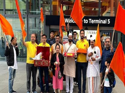 sant dnyaneshwar and sant tukaram maharaj paduka reach London Second year of the world tour | संत ज्ञानोबा - तुकोबांच्या पादुका पोहोचल्या लंडनला; विश्वभ्रमण दिंडीचे दुसरे वर्ष