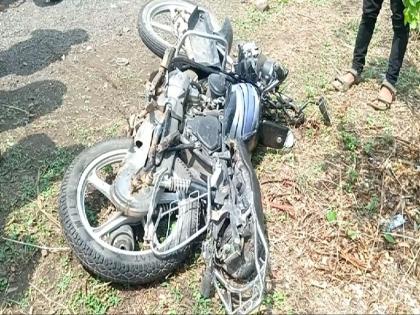 Truck in Parner - Bizarre Accident of Two Wheels: 5 injured | पारनेरमध्ये ट्रक - दुचाकींचा विचित्र अपघात : ५ जखमी