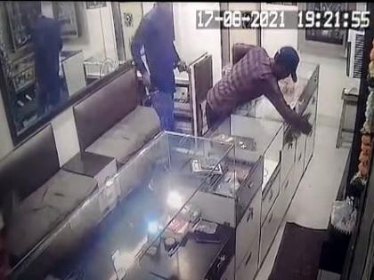 60-second tremor in a jewelry shop at gunpoint; Occupation of a professional couple | पिस्तुलाच्या धाकावर सराफा दुकानात ६० सेकंदांचा थरार; व्यावसायिक दाम्पत्याचे प्रसंगावधान