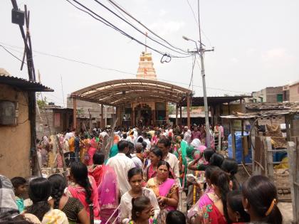 A crowd of devotees at the Ganapati temple | अधिक मासातील चतुर्थीनिमित्त गणपती मंदिरात भाविकांची गर्दी