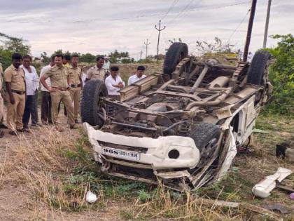 Car accident while overtaking, one killed, seven injured, Accident near Lodhawade in Satara | Satara: विठ्ठलाच्या दर्शनाला निघालेल्या भाविकांवर काळाचा घाला; अपघातात एक ठार, सात जण जखमी