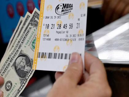 american woman randomly buy lottery ticket from mobile gas station and wins 8 million dollar | Lottery News : वृद्ध महिलेनं खरेदी केलं लॉटरीचं तिकीट अन् जिंकले 8 कोटी!