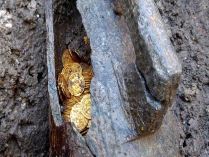 lottery struck when labourers found a 133-year-old treasure while digging a toilet pit in uttar pradesh | शौचालयाचा खड्डा खोदताना मजुरांना लागली लॉटरी; १३३ वर्षांचा जुना खजिना सापडला अन्... 