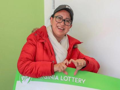 Husband shocks wife with a $10 MILLION winning scratch-off lottery ticket for Valentine's Day | 'व्हॅलेंटाइन डे'ला पतीनं लॉटरीचं तिकीट दिलं म्हणून पत्नी झाली नाराज, पण त्यामुळंच जिंकले 10 कोटी