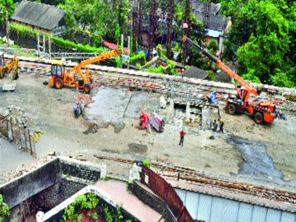  The bridge near the Lower Parel station is 60 percent complete | लोअर परळ स्थानकाजवळील रेल्वे पुलाचे तोडकाम ६० टक्के पूर्ण