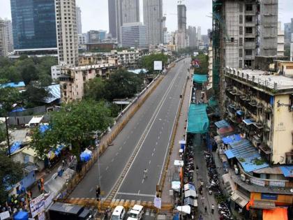 Finally open the pool for lower level pedestrians; Stop the traffic | अखेर लोअर परळ पादचाऱ्यांसाठी पूल खुला; वाहतुकीसाठी बंदच