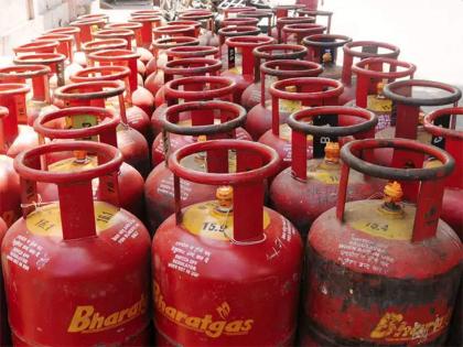 LPG Cylinder Price: In the beginning of May, there was a good news, there was a big reduction in the price of gas cylinders | LPG Cylinder Price: मे महिन्याच्या सुरवातीलाच खूशखबर, गॅस सिलिंडरच्या दरात झाली मोठी घट