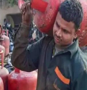 LPG CNG Prices : 1 सप्टेंबरपासून एलपीजी-सीएनजीच्या दरात होणार बदल; कशी ठरवली जाते किंमत?