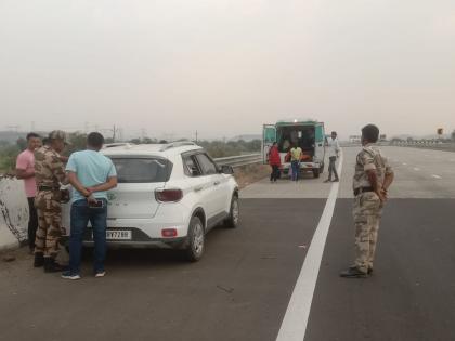 The driver fell asleep on the Samriddhi highway, the speeding car hit the barrier | समृद्धी महामार्गावर चालकाला लागली डुलकी, भरधाव कार बॅरिअरवर धडकली