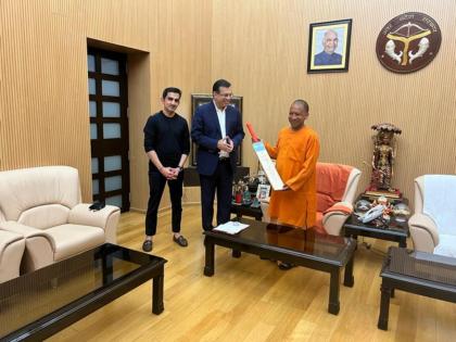 IPL 2022: Lucknow Super Giants gift First Bat to Uttar Pradesh (UP) chief minister Yogi Adityanath; Gautam Gambhir and Sanjiv Goenka present  | IPL 2022 : लखनौ सुपर जायंट्स संघाची 'बॅट' मुख्यमंत्री योगी यांच्या हाती; गौतम गंभीर, संजीव गोएंका यांच्याकडून खास भेट