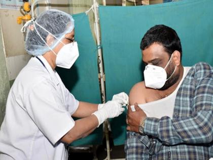 Corona vaccine : Confusion due to 'cocktail' in vaccination in uttarpradesh, fear of vaccinated citizens covishiled | Corona vaccine : लसीकरणातील 'कॉकटेल'मुळे गोंधळ, लस घेतलेल्या गावकऱ्यांना वाटतेय भीती 