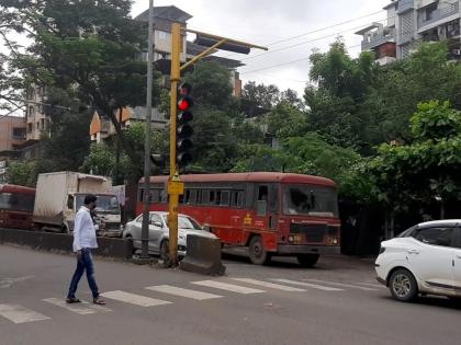 Due to non-payment of the bill, the power supply to the signal system at Lalchowki in Kalyan West was cut off, some conscious citizens revealed. | लालचौकीतील सिग्नल रात्रीतच झाला सुरू, बिल न भरल्याने महावितरणने केली होती कारवाई