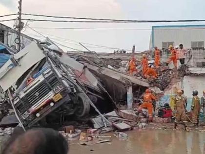 Building collapses in Lucknow Transport Nagar 4 dead 24 under treatment | उत्तर प्रदेशात तीन मजली इमारत कोसळली; २८ जणांना काढलं बाहेर, आजूबाजूचा परिसर केला रिकामा