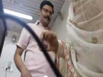 Lucknow: Govt officer molests woman contractual employee, arrested after video goes viral | व्हिडिओत महिलेची छेडछाड करताना दिसला सरकारी अधिकारी, पोलिसांना अटक करण्यासाठी लागले 12 दिवस