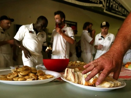 umpires takes 'lunch break' ahead of time in cricket match, but why ... | क्रिकेटच्या सामन्यात वेळेपूर्वीच पंचांनी घेतला 'लंच ब्रेक', पण का...