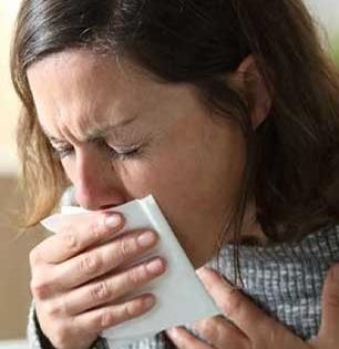 खोकून खोकून दमलात, छातीत खूप कफ झालाय? ‘हे’ सोपे आयुर्वेदिक उपाय करतात कफ मोकळा