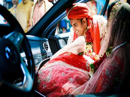 Father in law gave a luxury car of 14 lakhs to the bride by not taking dowry in the marriage | नववधूला लग्नात खास गिफ्ट! हुंडा नाकारत सासऱ्याने दिली 14 लाखांची आलिशान कार