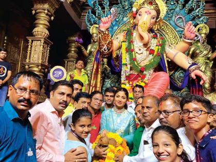 Rush to the Chinchpokali Chitramani Darshan; From the Borivali to the Chinchpokali, the devotee greets Sastanga | चिंचपोकळीच्या चिंतामणीच्या दर्शनाला गर्दी; बोरीवली ते चिंचपोकळीपर्यंत घातले भक्ताने साष्टांग नमस्कार