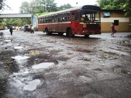 Disturbed by potholes on the east side of Kurla | कुर्ला पूर्वेकडील रस्त्यांची खड्ड्यांमुळे दुरवस्था