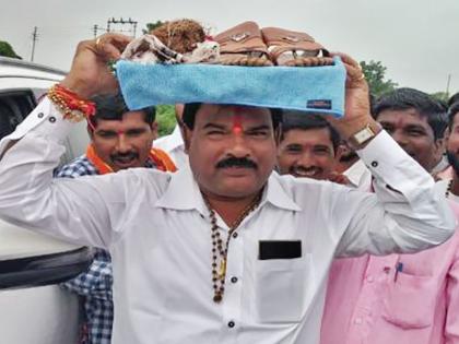 An unidentified activist arrives. Slippers gift given by Gaikwad; Sworn in 3 years ago | अनवाणी राहिलेल्या कार्यकर्त्यास आ. गायकवाडांनी दिली चप्पल भेट; १५ वर्षांपूर्वी घेतली शपथ